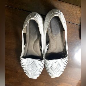 White flats women’s size 8 very cute sandals